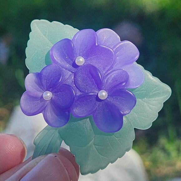 Vintage 1980's Frosted Lucite Violet Brooch by Avon - Picture 1 of 7